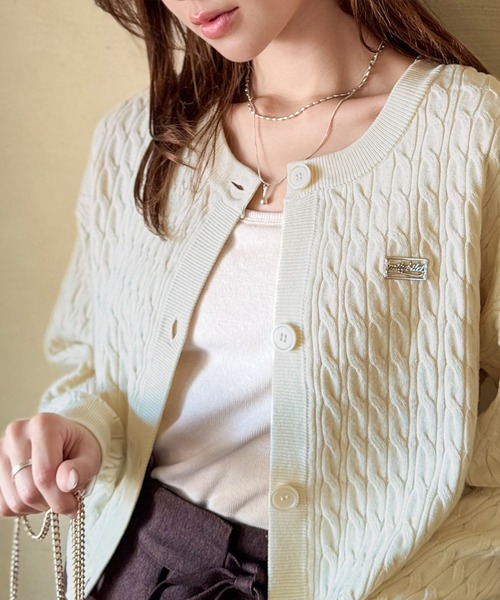 mily bilet(ミウィビレット)の「【mily bilet】やわらかな優しさ、漂う気品。前後2wayプレート使いケーブルニットカーディガン(長袖)(カーディガン/ボレロ・レディース・チャコールグレー/アイボリー/ネイビー/レッド・LARGE/MEDIUM/SMALL/X-LARGE)」の1枚目の写真