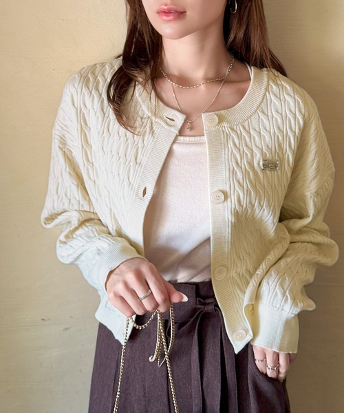 mily bilet(ミウィビレット)の「【mily bilet】やわらかな優しさ、漂う気品。前後2wayプレート使いケーブルニットカーディガン(長袖)(カーディガン/ボレロ・レディース・チャコールグレー/アイボリー/ネイビー/レッド・LARGE/MEDIUM/SMALL/X-LARGE)」の22枚目の写真