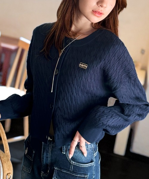 mily bilet(ミウィビレット)の「【mily bilet】やわらかな優しさ、漂う気品。前後2wayプレート使いケーブルニットカーディガン(長袖)(カーディガン/ボレロ・レディース・チャコールグレー/アイボリー/ネイビー/レッド・LARGE/MEDIUM/SMALL/X-LARGE)」の6枚目の写真