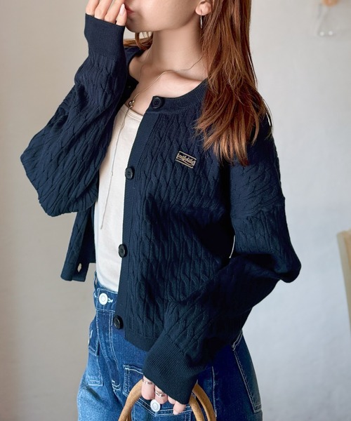 mily bilet(ミウィビレット)の「【mily bilet】やわらかな優しさ、漂う気品。前後2wayプレート使いケーブルニットカーディガン(長袖)(カーディガン/ボレロ・レディース・チャコールグレー/アイボリー/ネイビー/レッド・LARGE/MEDIUM/SMALL/X-LARGE)」の9枚目の写真