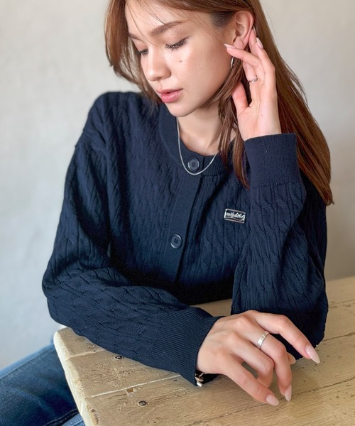 mily bilet(ミウィビレット)の「【mily bilet】やわらかな優しさ、漂う気品。前後2wayプレート使いケーブルニットカーディガン(長袖)(カーディガン/ボレロ・レディース・チャコールグレー/アイボリー/ネイビー/レッド・LARGE/MEDIUM/SMALL/X-LARGE)」の7枚目の写真