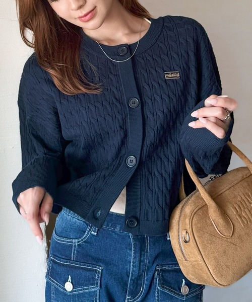 mily bilet(ミウィビレット)の「【mily bilet】やわらかな優しさ、漂う気品。前後2wayプレート使いケーブルニットカーディガン(長袖)(カーディガン/ボレロ・レディース・チャコールグレー/アイボリー/ネイビー/レッド・LARGE/MEDIUM/SMALL/X-LARGE)」の8枚目の写真