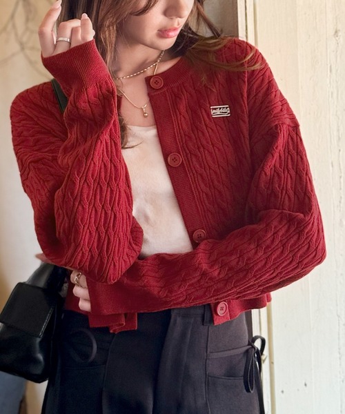 mily bilet(ミウィビレット)の「【mily bilet】やわらかな優しさ、漂う気品。前後2wayプレート使いケーブルニットカーディガン(長袖)(カーディガン/ボレロ・レディース・チャコールグレー/アイボリー/ネイビー/レッド・LARGE/MEDIUM/SMALL/X-LARGE)」の12枚目の写真