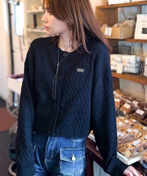 mily bilet(ミウィビレット)の「【mily bilet】やわらかな優しさ、漂う気品。前後2wayプレート使いケーブルニットカーディガン(長袖)(カーディガン/ボレロ・レディース・チャコールグレー/アイボリー/ネイビー/レッド・LARGE/MEDIUM/SMALL/X-LARGE)」の15枚目の写真