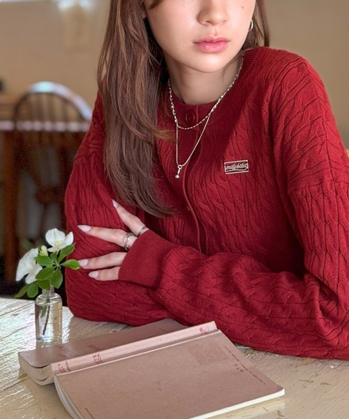 mily bilet(ミウィビレット)の「【mily bilet】やわらかな優しさ、漂う気品。前後2wayプレート使いケーブルニットカーディガン(長袖)(カーディガン/ボレロ・レディース・チャコールグレー/アイボリー/ネイビー/レッド・LARGE/MEDIUM/SMALL/X-LARGE)」の16枚目の写真