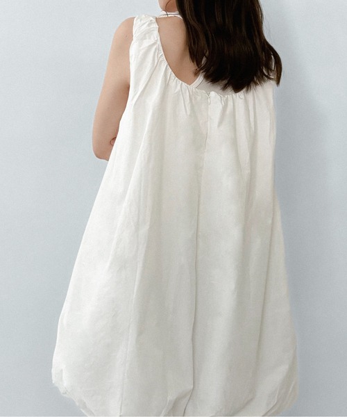 on:nue（オンニュ）の「【on:nue】エアリーバルーンノースリーブワンピース（ワンピース・レディース・ホワイト/ブラック/カーキ・FREE）」の11枚目の写真