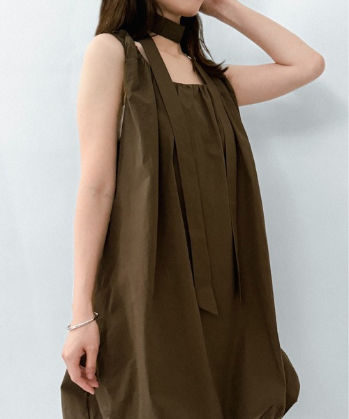 on:nue（オンニュ）の「【on:nue】エアリーバルーンノースリーブワンピース（ワンピース・レディース・ホワイト/ブラック/カーキ・FREE）」の16枚目の写真