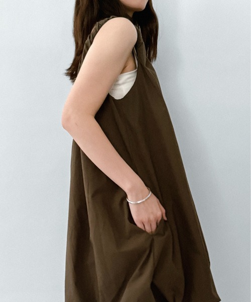 on:nue（オンニュ）の「【on:nue】エアリーバルーンノースリーブワンピース（ワンピース・レディース・ホワイト/ブラック/カーキ・FREE）」の17枚目の写真