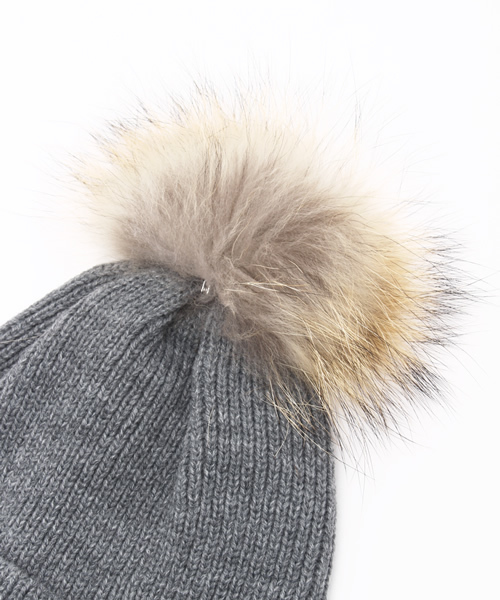 AZUL by moussy（アズールバイマウジー）の「ラクーンポンポンニットワッチ（ニットキャップ/ビーニー・レディース・ブラック/オフホワイト/トップグレー・FREE）」の5枚目の写真