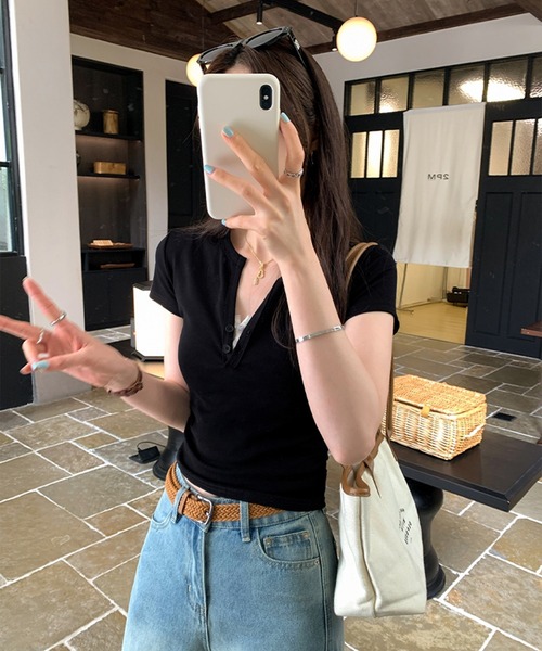 LYEON（リヨン）の「ヘンリーネックトップス/キーネックTシャツ（Tシャツ/カットソー・レディース・ブラック/オフホワイト/ネイビー・FREE）」の6枚目の写真