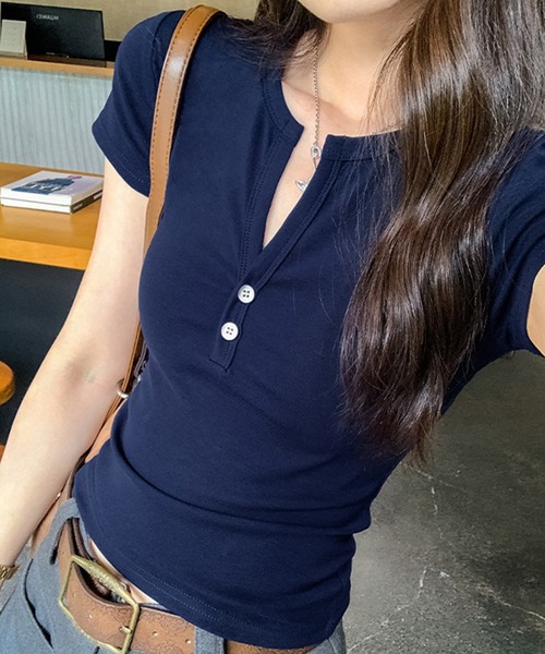 LYEON（リヨン）の「ヘンリーネックトップス/キーネックTシャツ（Tシャツ/カットソー・レディース・ブラック/オフホワイト/ネイビー・FREE）」の9枚目の写真