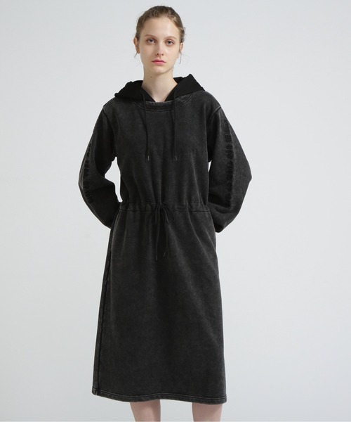 AVIREX（アヴィレックス）の「《直営店限定》FADE WASH ONEPIECE/フェイドウォッシュワンピース（ワンピース・レディース・バーガンディー/ベージュ/ブラック・F）」の2枚目の写真
