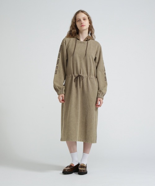 AVIREX（アヴィレックス）の「《直営店限定》FADE WASH ONEPIECE/フェイドウォッシュワンピース（ワンピース・レディース・バーガンディー/ベージュ/ブラック・F）」の4枚目の写真