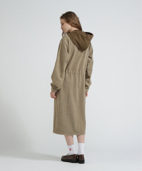 AVIREX（アヴィレックス）の「《直営店限定》FADE WASH ONEPIECE/フェイドウォッシュワンピース（ワンピース・レディース・バーガンディー/ベージュ/ブラック・F）」の5枚目の写真