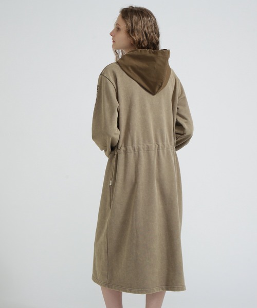 AVIREX（アヴィレックス）の「《直営店限定》FADE WASH ONEPIECE/フェイドウォッシュワンピース（ワンピース・レディース・バーガンディー/ベージュ/ブラック・F）」の6枚目の写真