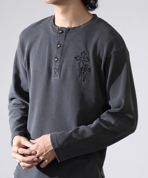 SETUP7（セットアップセブン）の「【SETUP7】ヴィンテージクロス風 刺繍ワッフルダメージ ロンT 220189 WINS（Tシャツ/カットソー・メンズ・ブラック/チャコールグレー・L/M）」の2枚目の写真