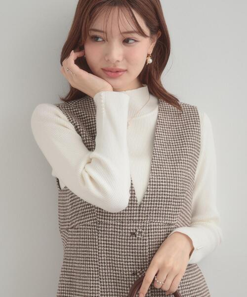 couture brooch（クチュールブローチ）の「【多機能・フェミニン】パール調リブニット（ニット/セーター・レディース・ブラック/レッド系1/サックスブルー/オフホワイト/グレー/ワインレッド・36/38/42）」の2枚目の写真