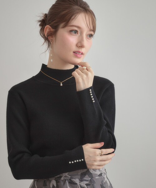 couture brooch（クチュールブローチ）の「【多機能・フェミニン】パール調リブニット（ニット/セーター・レディース・ブラック/レッド系1/サックスブルー/オフホワイト/グレー/ワインレッド・36/38/42）」の3枚目の写真