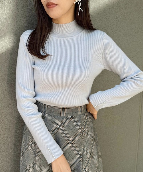 couture brooch（クチュールブローチ）の「【多機能・フェミニン】パール調リブニット（ニット/セーター・レディース・ブラック/レッド系1/サックスブルー/オフホワイト/グレー/ワインレッド・36/38/42）」の5枚目の写真