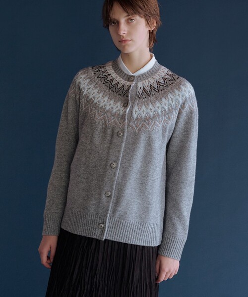 J.PRESS Ladies(J.プレス レディス)の「FAIR ISLE ニット カーディガン(カーディガン/ボレロ・レディース・ライトグレー系/ホワイト系/ネイビー系・SMALL)」の2枚目の写真