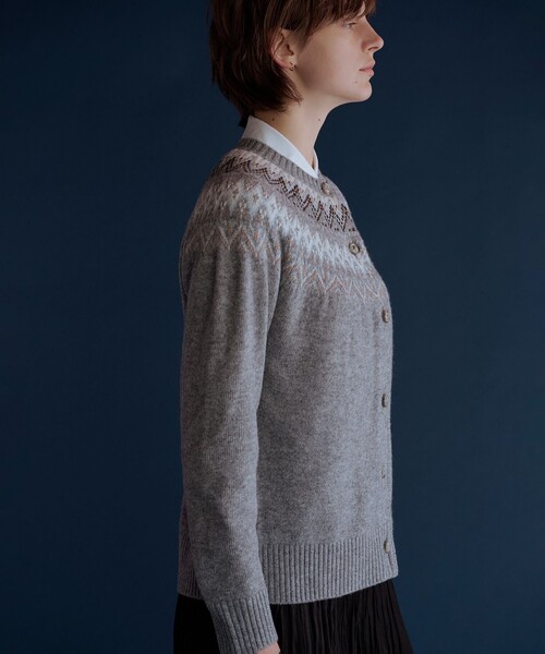 J.PRESS Ladies(J.プレス レディス)の「FAIR ISLE ニット カーディガン(カーディガン/ボレロ・レディース・ライトグレー系/ホワイト系/ネイビー系・SMALL)」の6枚目の写真