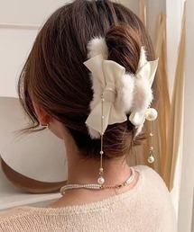 VIBGYOR Women（ヴィブジョー　ウィメン）の「【urge select】ふわふわ リボン×パール×チェーン バンスクリップ（バレッタ/ヘアクリップ）」