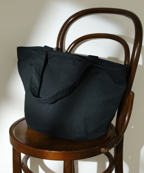 l'atelier Nuuit(アトリエヌイ)の「キャンバストートバッグ L(トートバッグ・レディース・ブラック/オリーブ/カーキ/ライトブルー/グレー/ホワイト/レンガ/レッド/マスタード/ローズ系/ベージュ・ONE SIZE)」の1枚目の写真