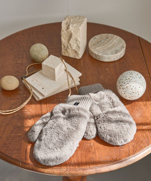 niko and...(ニコアンド)の「オリジナルフェイクファーボアストラップ付きミトン(手袋・レディース・グリーン/ピンク/その他1/モカ/サックスブルー/アイボリー・0)」の2枚目の写真