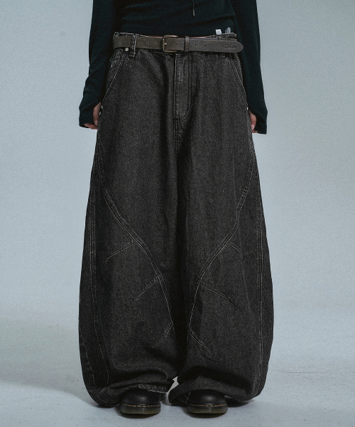 MOO(エムオーオー)の「カーブドラインダートバルーンデニムパンツ - ブラック(デニムパンツ・メンズ・ブラック・MEDIUM/LARGE)」の1枚目の写真