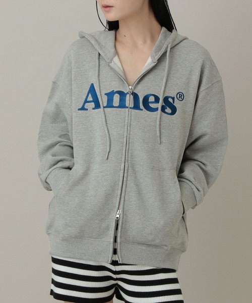 AMESWORLDWIDE(アメスワールドワイド)の「【UNISEX】AMES WORLDWIDE /ベーシックロゴジップフーディー(パーカー・レディース・ブラック/グレー/クリーム/チャコール/ネイビー・SMALL/MEDIUM/LARGE)」の3枚目の写真
