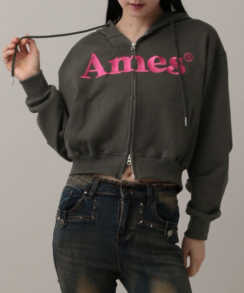 AMESWORLDWIDE(アメスワールドワイド)の「【UNISEX】AMES WORLDWIDE /ベーシックロゴジップフーディー(パーカー・レディース・ブラック/グレー/クリーム/チャコール/ネイビー・SMALL/MEDIUM/LARGE)」の4枚目の写真