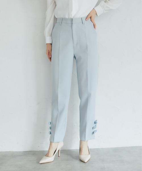 tocco closet（トッコ　クローゼット）の「裾パール＆ベロアリボン付きテーパードパンツ（デニムパンツ・レディース・ブラック/ブルー・M）」の2枚目の写真