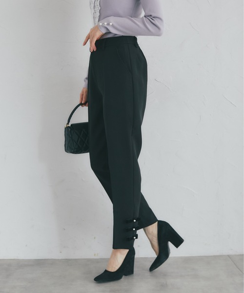 tocco closet（トッコ　クローゼット）の「裾パール＆ベロアリボン付きテーパードパンツ（デニムパンツ・レディース・ブラック/ブルー・M）」の4枚目の写真