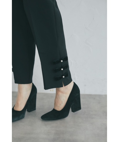 tocco closet（トッコ　クローゼット）の「裾パール＆ベロアリボン付きテーパードパンツ（デニムパンツ・レディース・ブラック/ブルー・M）」の3枚目の写真