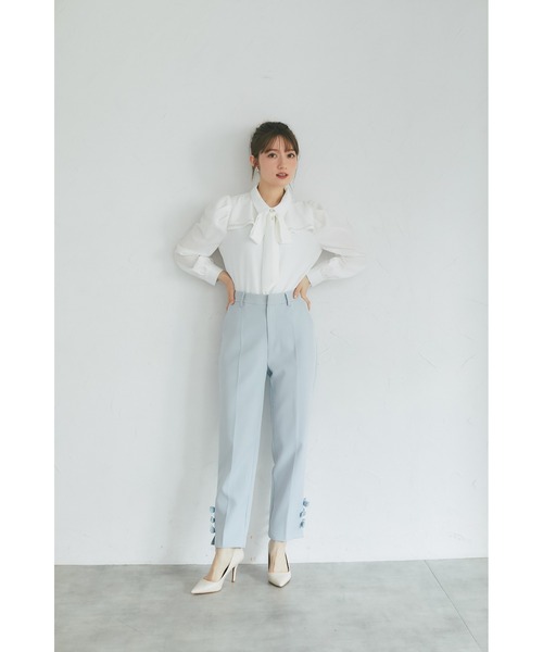 tocco closet（トッコ　クローゼット）の「裾パール＆ベロアリボン付きテーパードパンツ（デニムパンツ・レディース・ブラック/ブルー・M）」の6枚目の写真