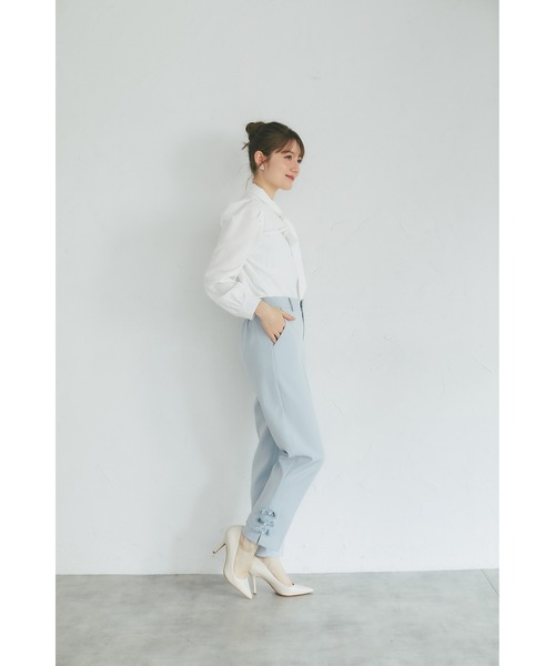 tocco closet（トッコ　クローゼット）の「裾パール＆ベロアリボン付きテーパードパンツ（デニムパンツ・レディース・ブラック/ブルー・M）」の9枚目の写真