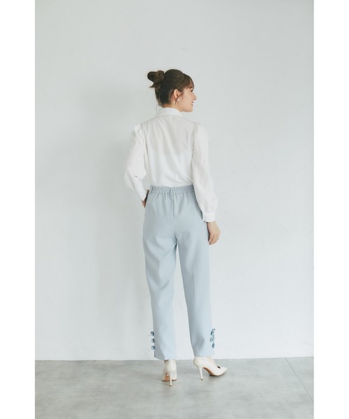 tocco closet（トッコ　クローゼット）の「裾パール＆ベロアリボン付きテーパードパンツ（デニムパンツ・レディース・ブラック/ブルー・M）」の10枚目の写真