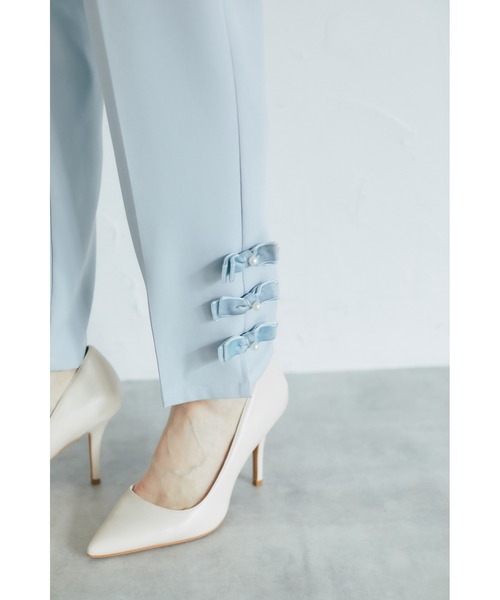 tocco closet（トッコ　クローゼット）の「裾パール＆ベロアリボン付きテーパードパンツ（デニムパンツ・レディース・ブラック/ブルー・M）」の11枚目の写真