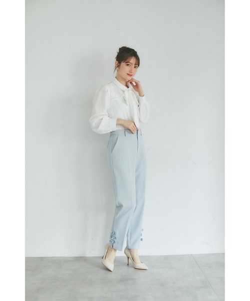 tocco closet（トッコ　クローゼット）の「裾パール＆ベロアリボン付きテーパードパンツ（デニムパンツ・レディース・ブラック/ブルー・M）」の8枚目の写真