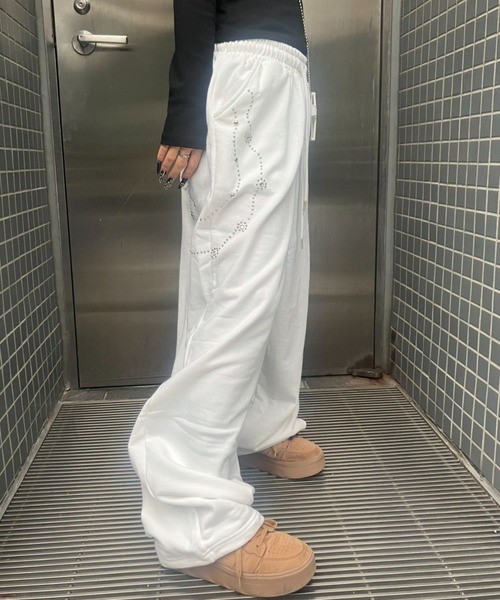 .KOM(ドットコム)の「A'GEM/9 × .kom 『.KOM/ドットケーオーエム』Sparkle Line Sweat Pants/ストーンチェーンスウェットパンツ(スウェットパンツ・レディース・アイボリー/ブラック・FREE)」の2枚目の写真
