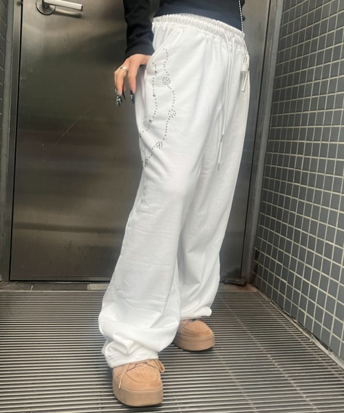 .KOM(ドットコム)の「A'GEM/9 × .kom 『.KOM/ドットケーオーエム』Sparkle Line Sweat Pants/ストーンチェーンスウェットパンツ(スウェットパンツ・レディース・アイボリー/ブラック・FREE)」の11枚目の写真