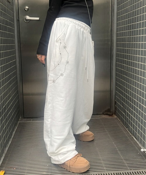 .KOM(ドットコム)の「A'GEM/9 × .kom 『.KOM/ドットケーオーエム』Sparkle Line Sweat Pants/ストーンチェーンスウェットパンツ(スウェットパンツ・レディース・アイボリー/ブラック・FREE)」の12枚目の写真