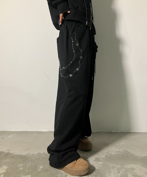 .KOM(ドットコム)の「A'GEM/9 × .kom 『.KOM/ドットケーオーエム』Sparkle Line Sweat Pants/ストーンチェーンスウェットパンツ(スウェットパンツ・レディース・アイボリー/ブラック・FREE)」の4枚目の写真