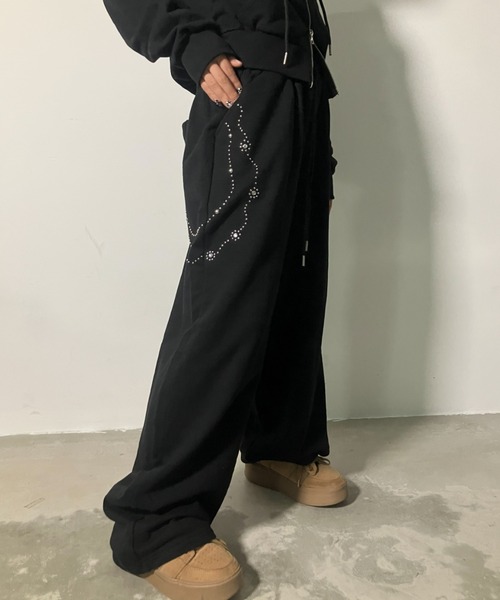 .KOM(ドットコム)の「A'GEM/9 × .kom 『.KOM/ドットケーオーエム』Sparkle Line Sweat Pants/ストーンチェーンスウェットパンツ(スウェットパンツ・レディース・アイボリー/ブラック・FREE)」の3枚目の写真
