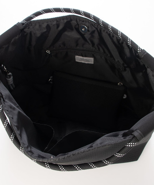 cache cache(カシュ カシュ)の「カシュカシュ cachecache / ネオプレーンパンチングトート(トートバッグ・レディース・ライトベージュ/ブラック/グレー・FREE)」の7枚目の写真