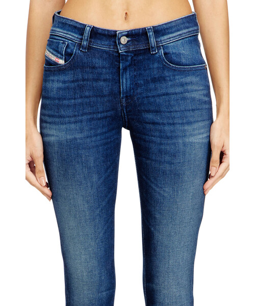 DIESEL（ディーゼル）の「ウィメンズ デニムパンツ 2017 SLANDY L.32（デニムパンツ・レディース・インディゴブルー・23inch/26inch/25inch/28inch/27inch/29inch）」の2枚目の写真