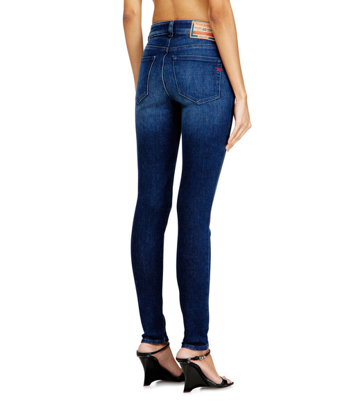 DIESEL（ディーゼル）の「ウィメンズ デニムパンツ 2017 SLANDY L.32（デニムパンツ・レディース・インディゴブルー・23inch/26inch/25inch/28inch/27inch/29inch）」の4枚目の写真