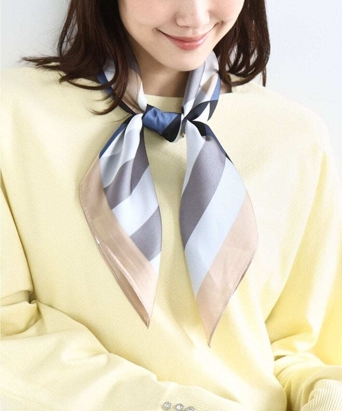 MK MICHEL KLEIN(エムケーミッシェルクラン)の「幾何柄スカーフ/洗える(ストール/ショール・レディース・ダークインディゴブルー/ベージュ・38)」の2枚目の写真