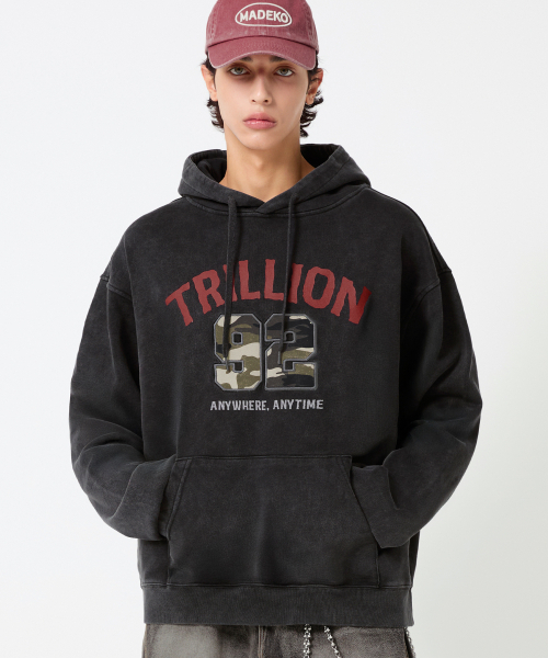 TRILLION(トリリオン)の「カモアプリケグラフィックオーバーサイズフードパーカー_ピグメントチャコール(パーカー・レディース・その他・M/L/XL)」の2枚目の写真