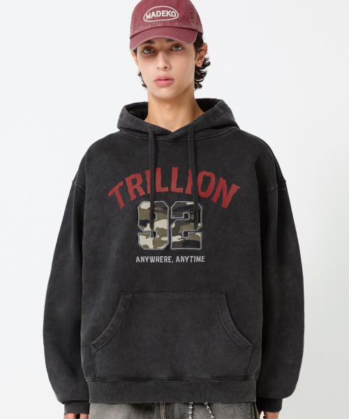 TRILLION(トリリオン)の「カモアプリケグラフィックオーバーサイズフードパーカー_ピグメントチャコール(パーカー・レディース・その他・M/L/XL)」の3枚目の写真